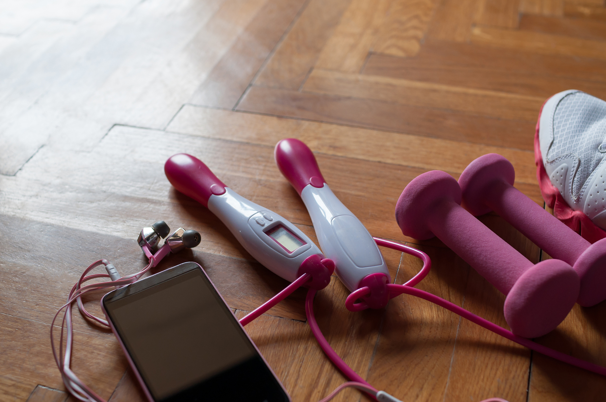 女性智能防身用品市场竞争对手分析：Apple AirTag、Revolar、Athena等