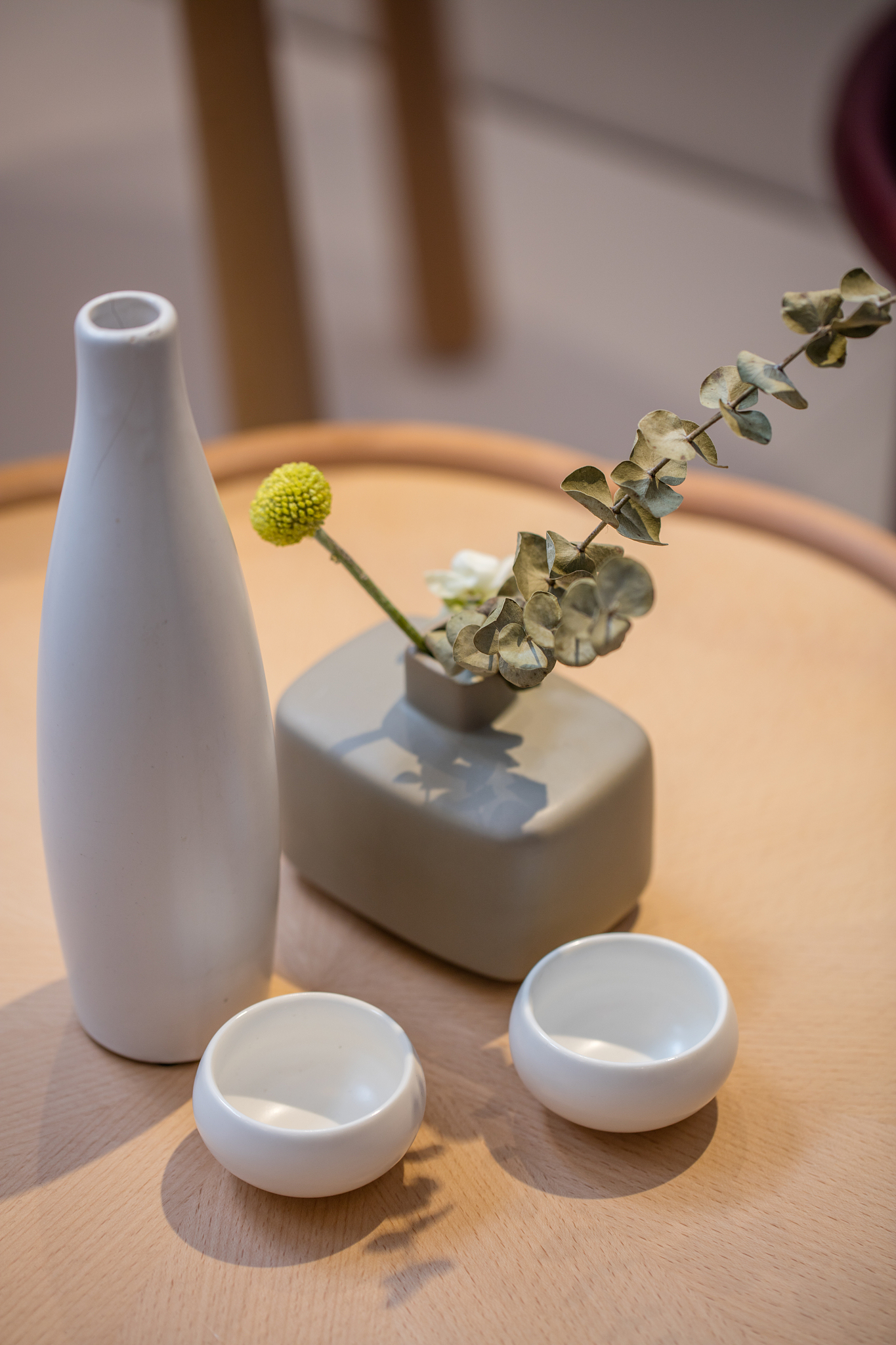 桌子上的茶具