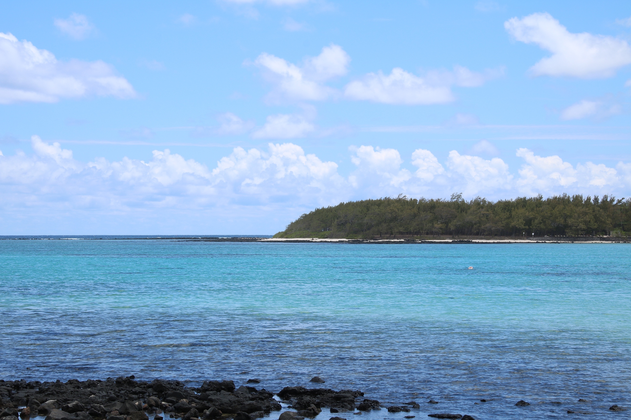 菲律宾：东南亚的珍珠，拥有美丽海滩、丰富文化和发展潜力