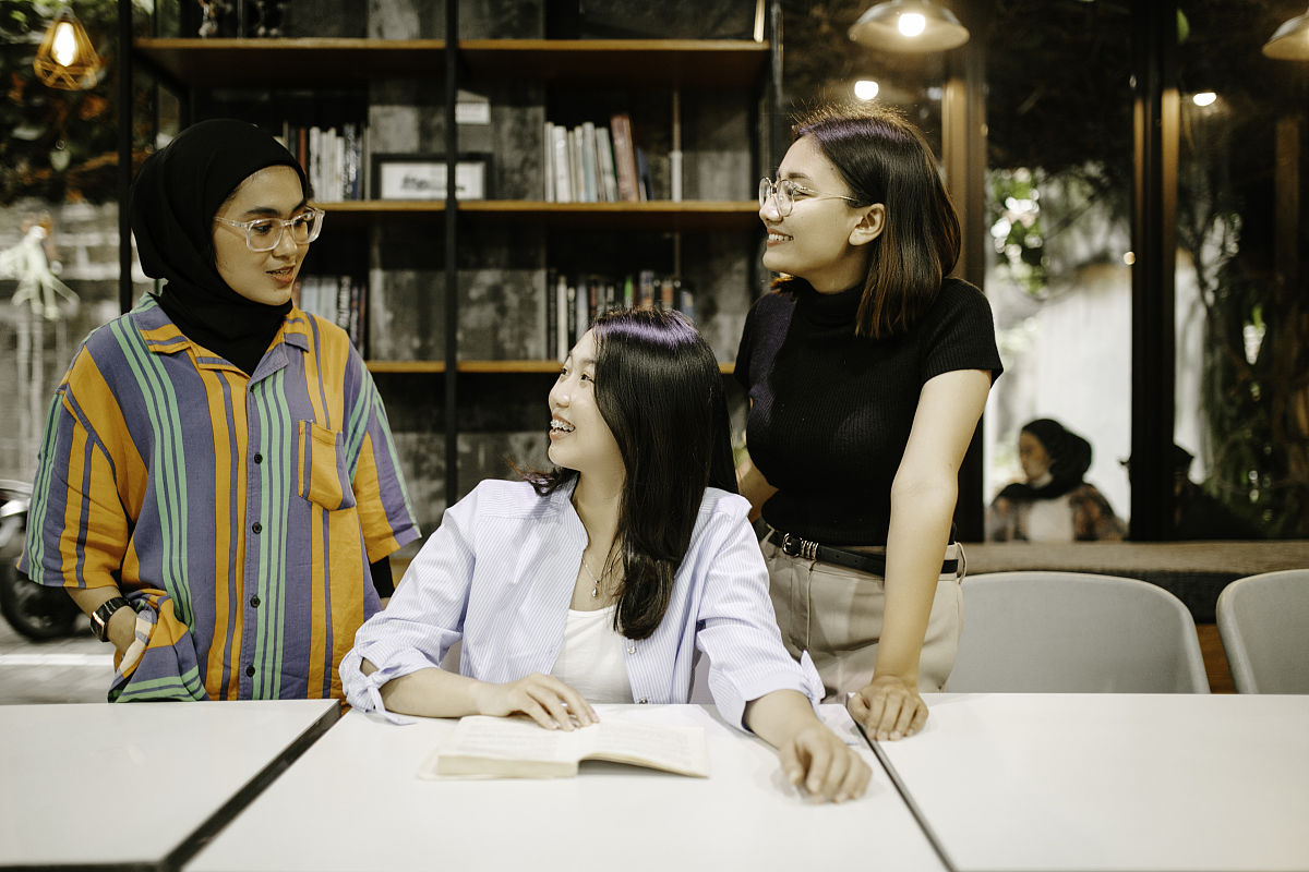 剧本题目：恋爱经验角色：小明、小丽、老师场景：学校课堂小明和小丽坐在前排老师在讲台上讲课。老师：同学们我今天要讲的是恋爱经验。你们都是学生可能对恋爱还不太了解。但是不要担心我会给你们一些实用的建议。小明：低声对小丽说听说老师很有经验呢。小丽：轻轻笑嗯这个我也听说过。老师：首先恋爱是需要经营的。有些人以为只要追到了对方就可以松懈下来但其实不然。你需要花时间和精力来维持你们之间的关系。小明：听得很认真