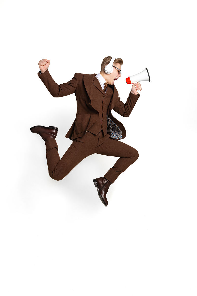 中外会议上的名牌名字前有个HE是什么意思