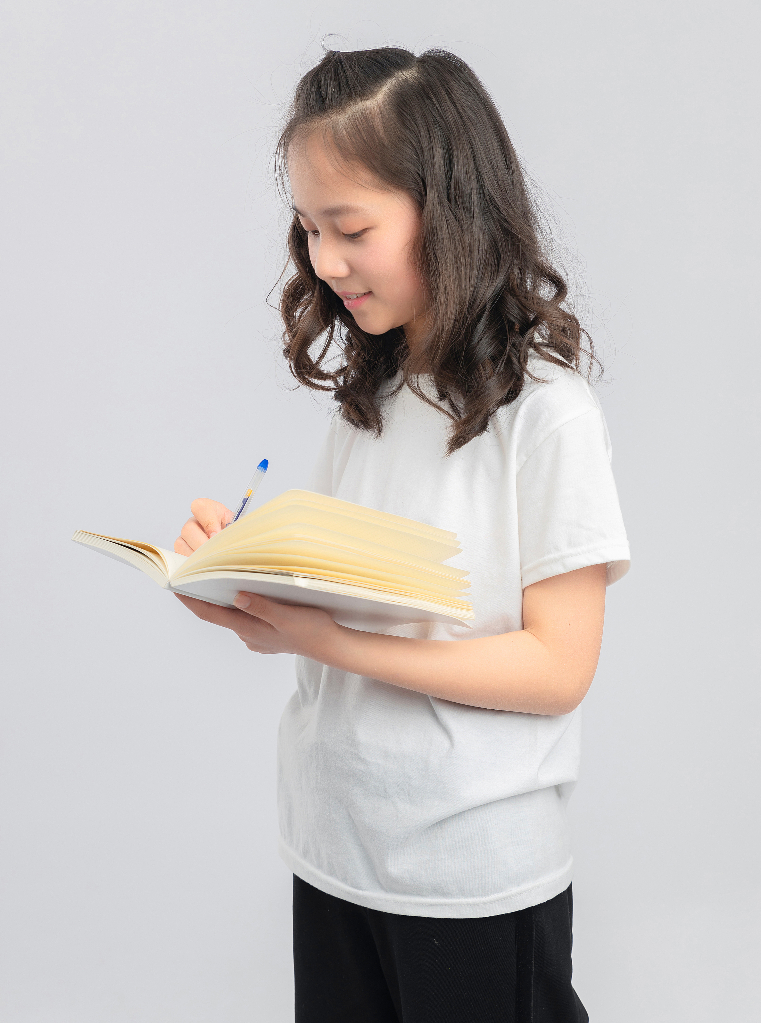 灰色背景里的亚洲小学女生