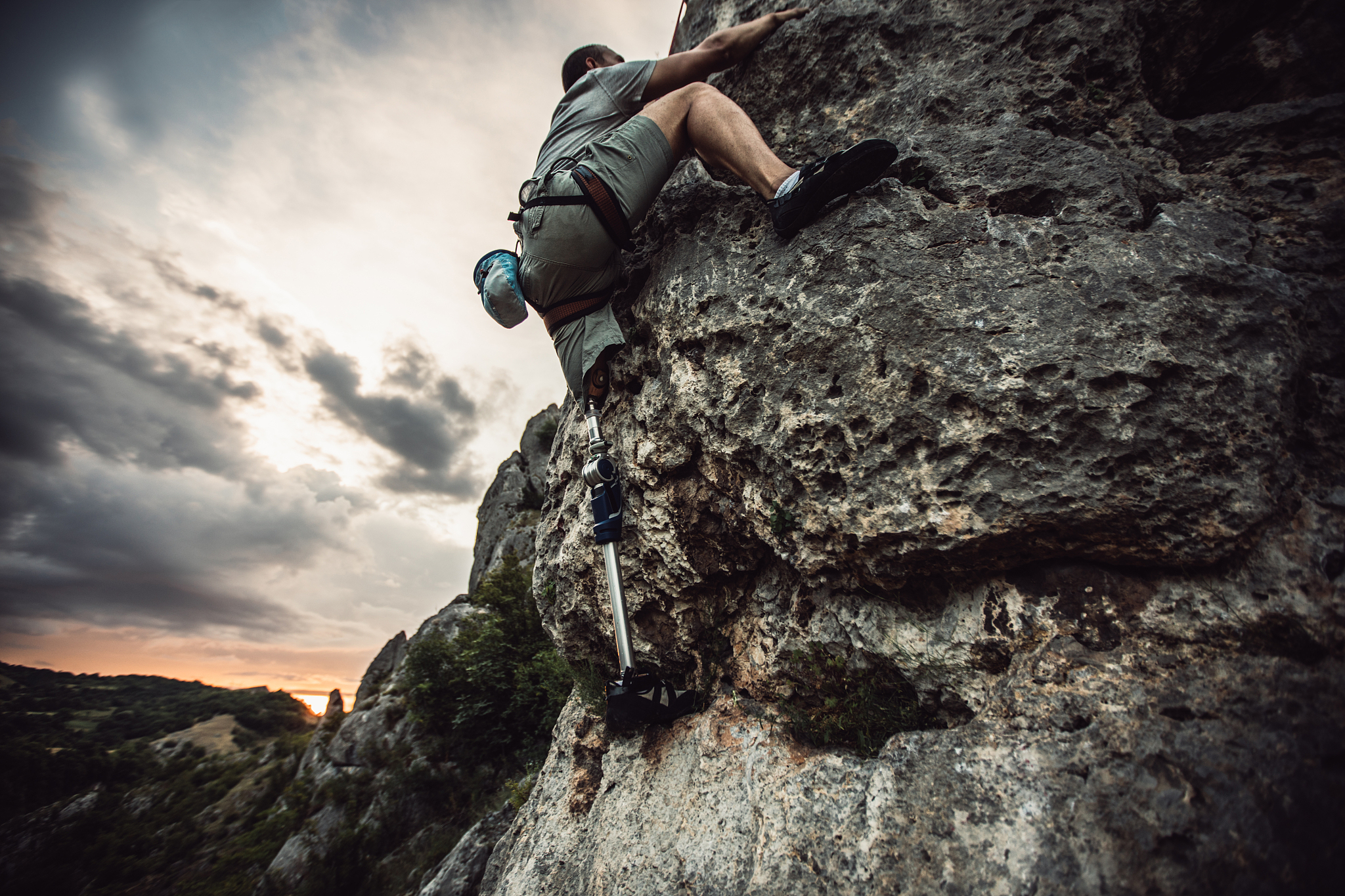 以户外探险之旅：挑战自我探索未知为题写一篇1200字文章