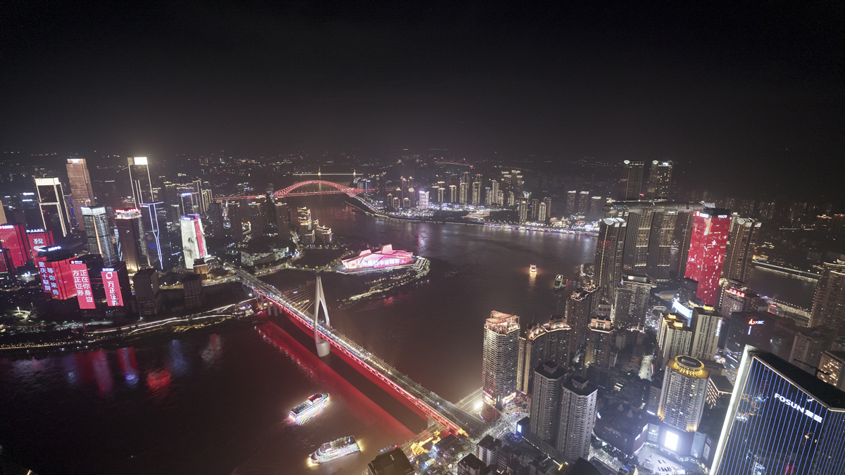 重庆城市全景,俯瞰灯火辉煌的摩天大楼和横跨河流的