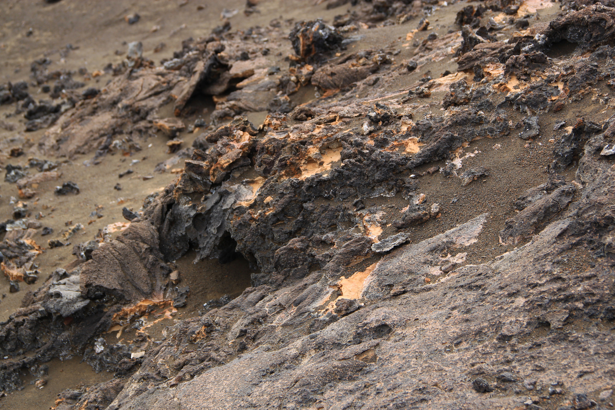 地壳是什么？地球表面层的组成、厚度和重要性