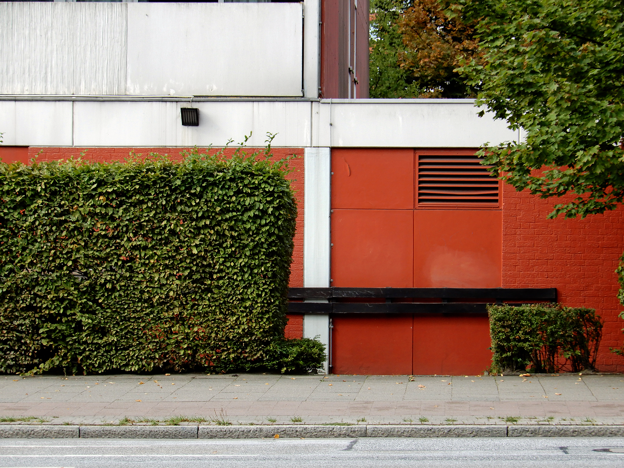 把这些现代建筑智能环保绿化墙体用自然红色砖石等词汇生成midjourney的提示词