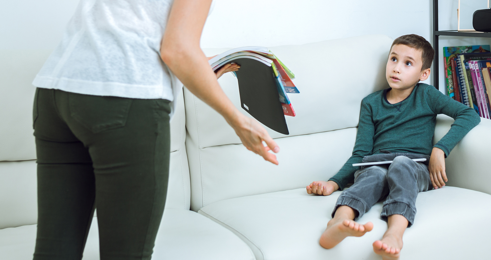 以下这段话如何换成另一种中文方式表达？及时安排技术人员解决工程施工中出现的技术问题定期跟项目专家委员会沟通