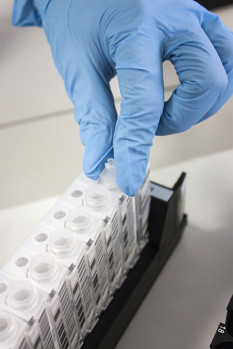 我需要你作为一名SEO帮助我把对应的关键词变为包含多个需求且吸引人的SEO长标题但要注意长标题不可以是疑问句以下是内容：赴台试管前签证办理攻略