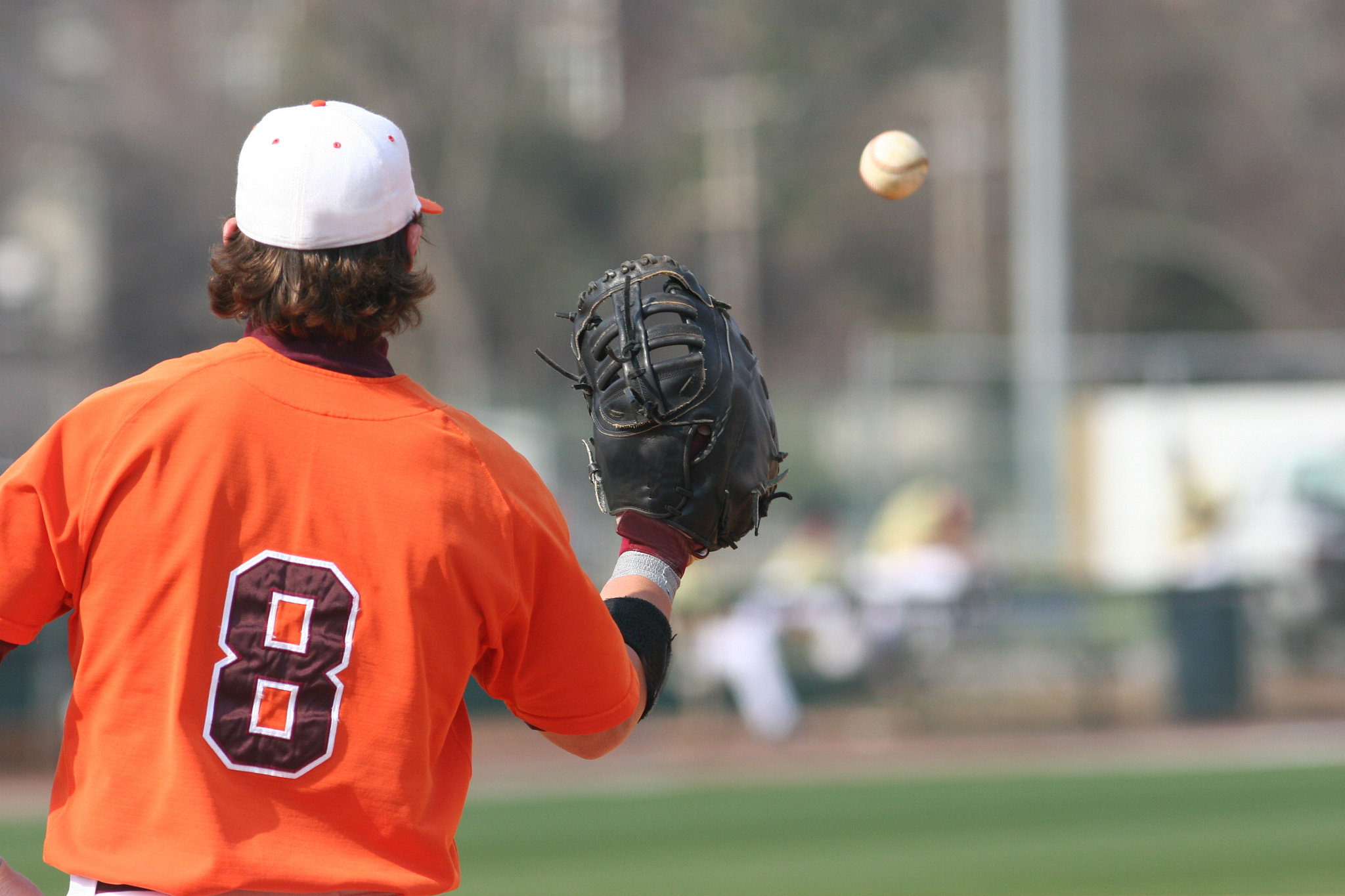 棒球手套：打造你的冠军时刻！精选材质，舒适贴合，提升你的球技！