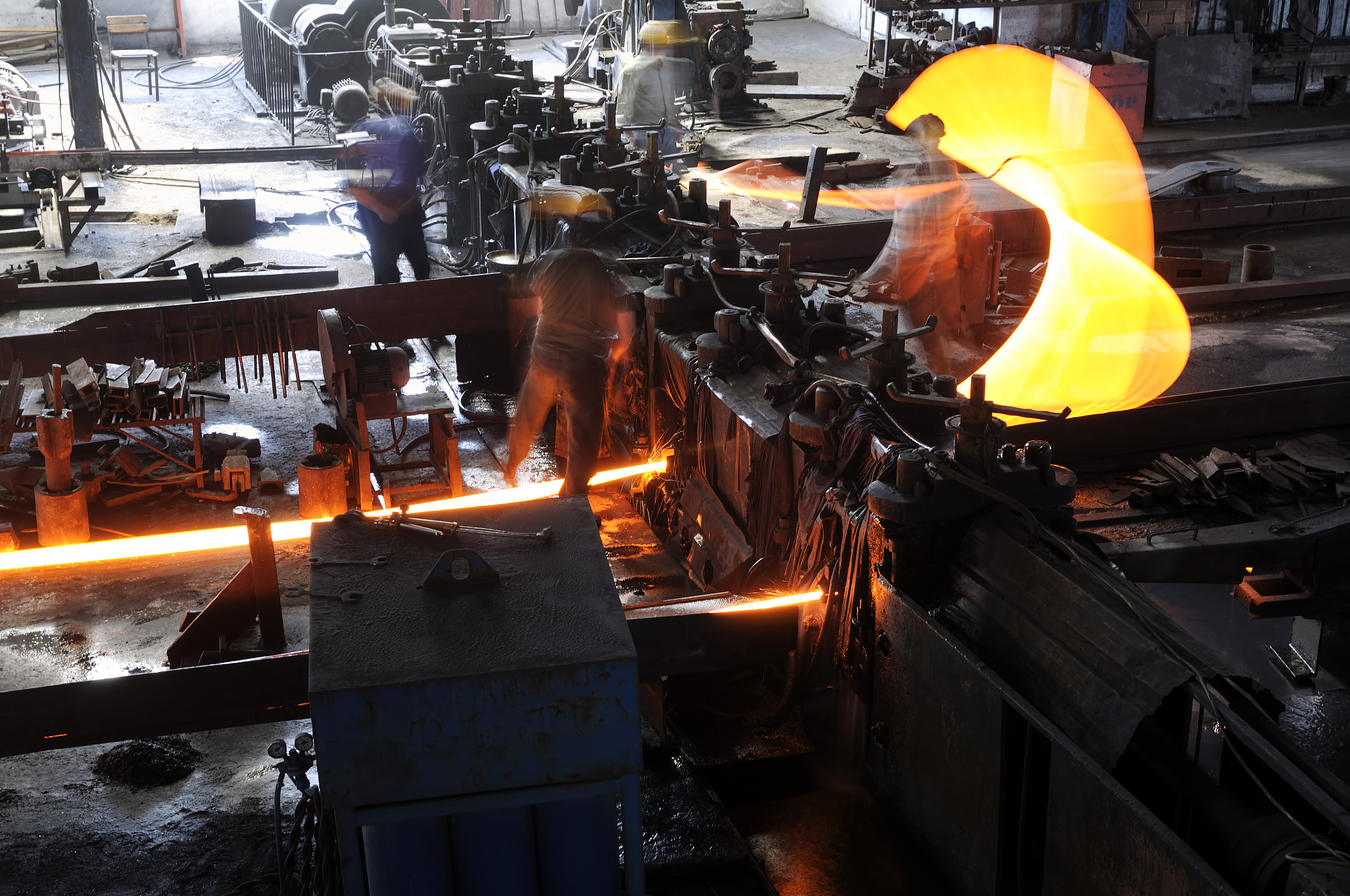 锻造技术在制造业中的地位与应用1000字论文锻造技术作为制造业中最古老、最基础的加工工艺之一一直扮演着重要的角色而且在现代化生产中越发得到了广泛的应用。锻造技术是指将金属材料在高温、高压下施加力量使其发生塑性变形从而获得所需形状和尺寸的加工工艺。本文将从锻造技术在制造业中的地位、锻造技术的应用及其未来发展等方面进行探讨。一、锻造技术在制造业中的地位锻造技术作为一种传统的金属加工工艺具有一定的历史渊