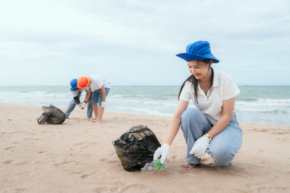 海边拾贝壳：一个女人的宁静与满足
