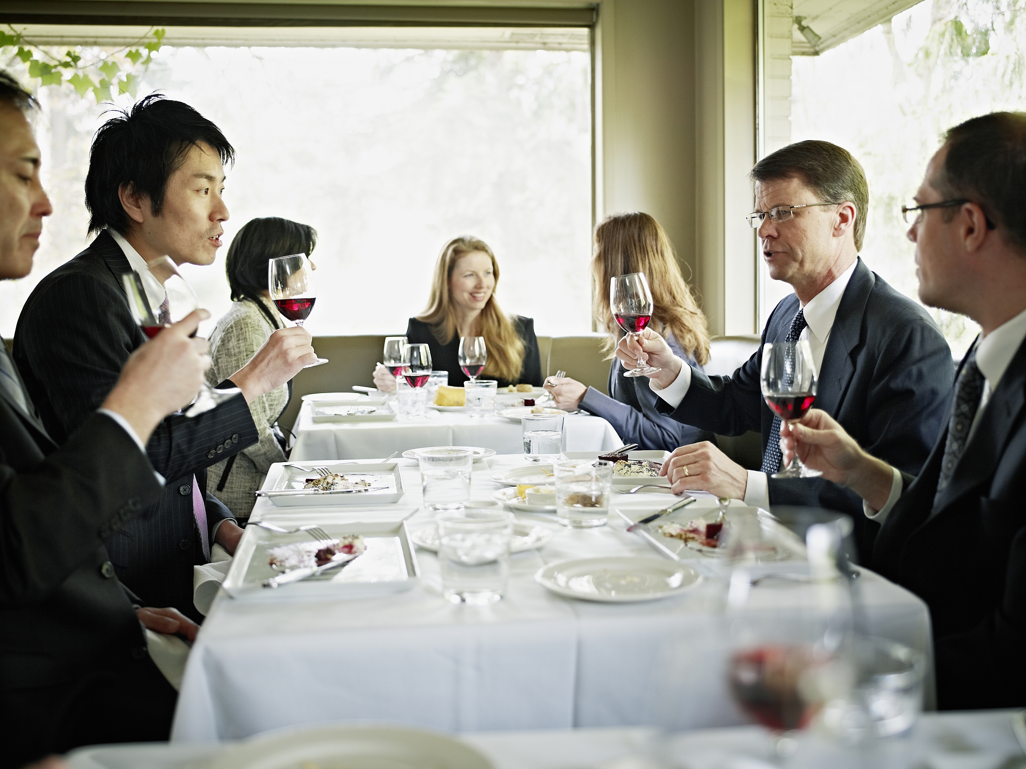 在中国的酒桌上和领导一起吃饭其中还有我不认识的领导的领导还有领导的长辈这时候敬酒顺序应该是什么？