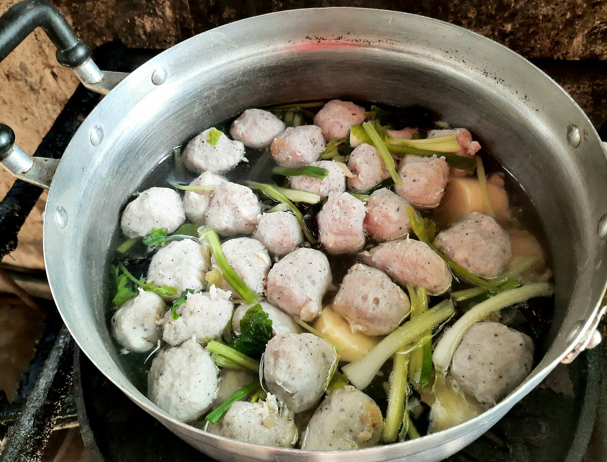 在炉子上煮肉丸汤,准备食物.