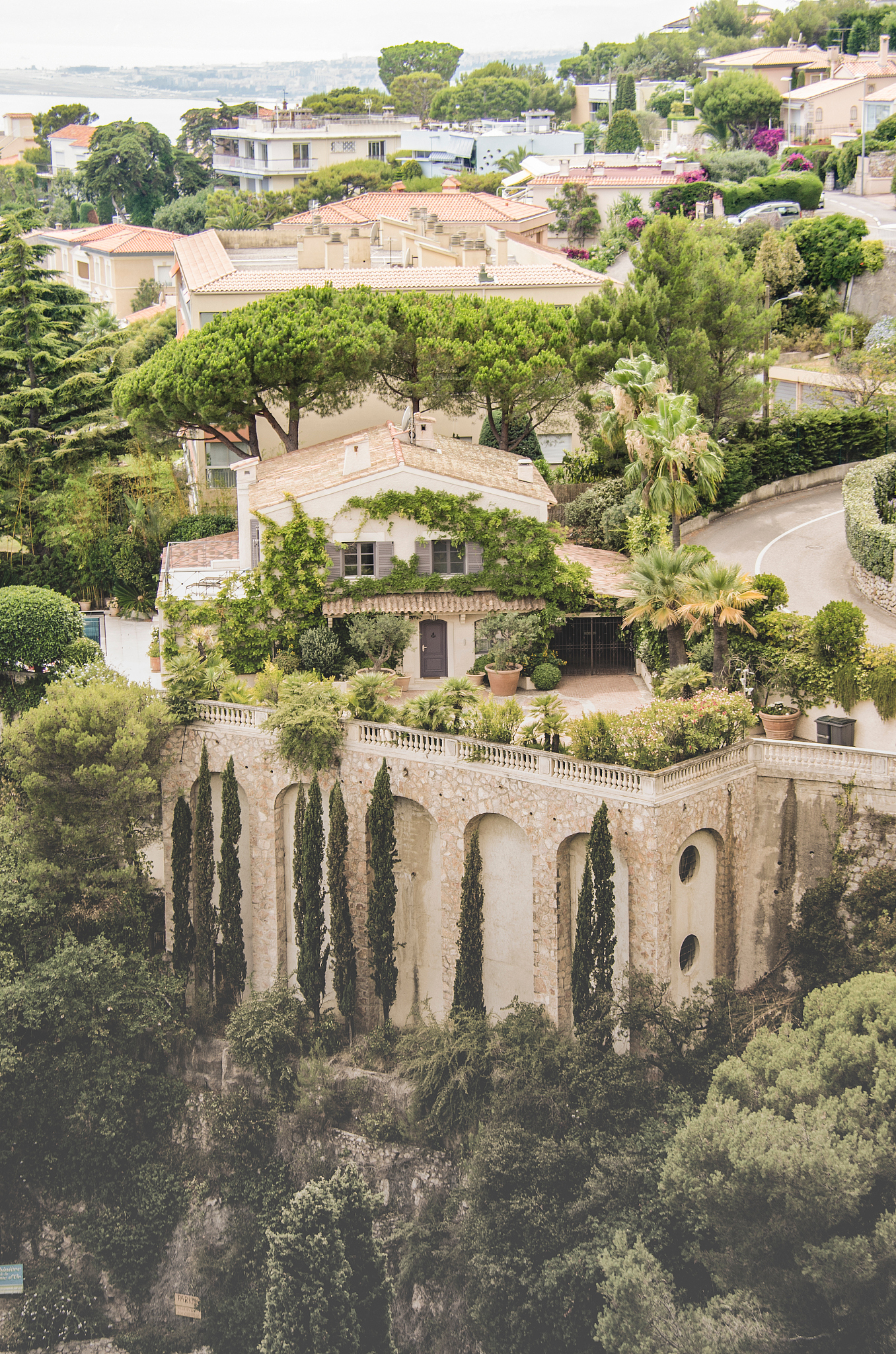 Laguerre-Gaussian Beam Correlation Function Analysis Under Wander Perturbations