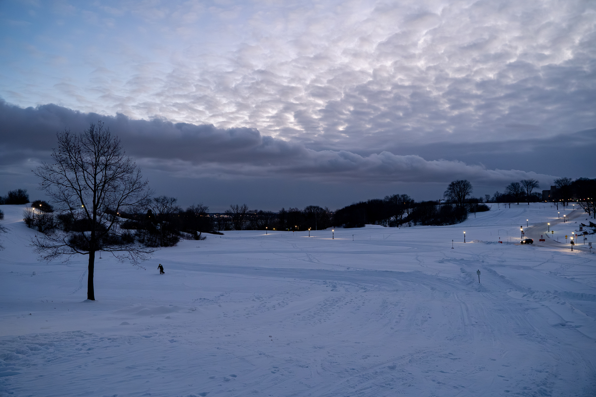 戏剧性多云天空下的亚伯拉罕平原公园雪景