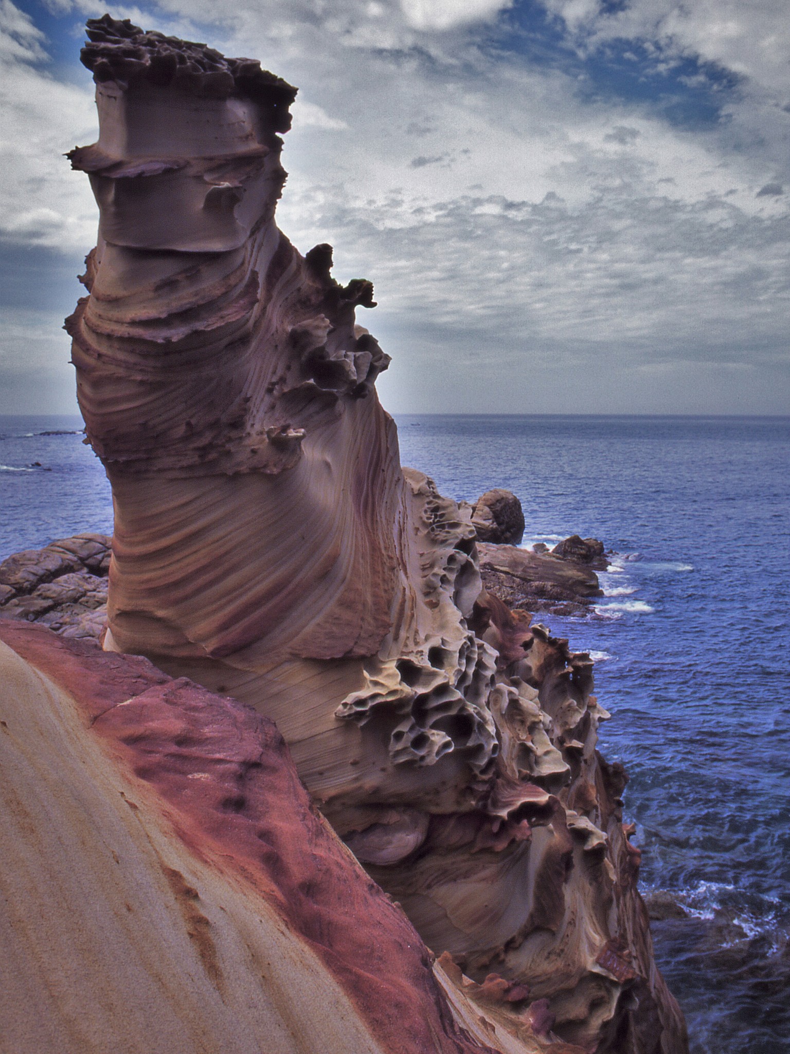我希望你给我出一道题是关于背斜向斜的