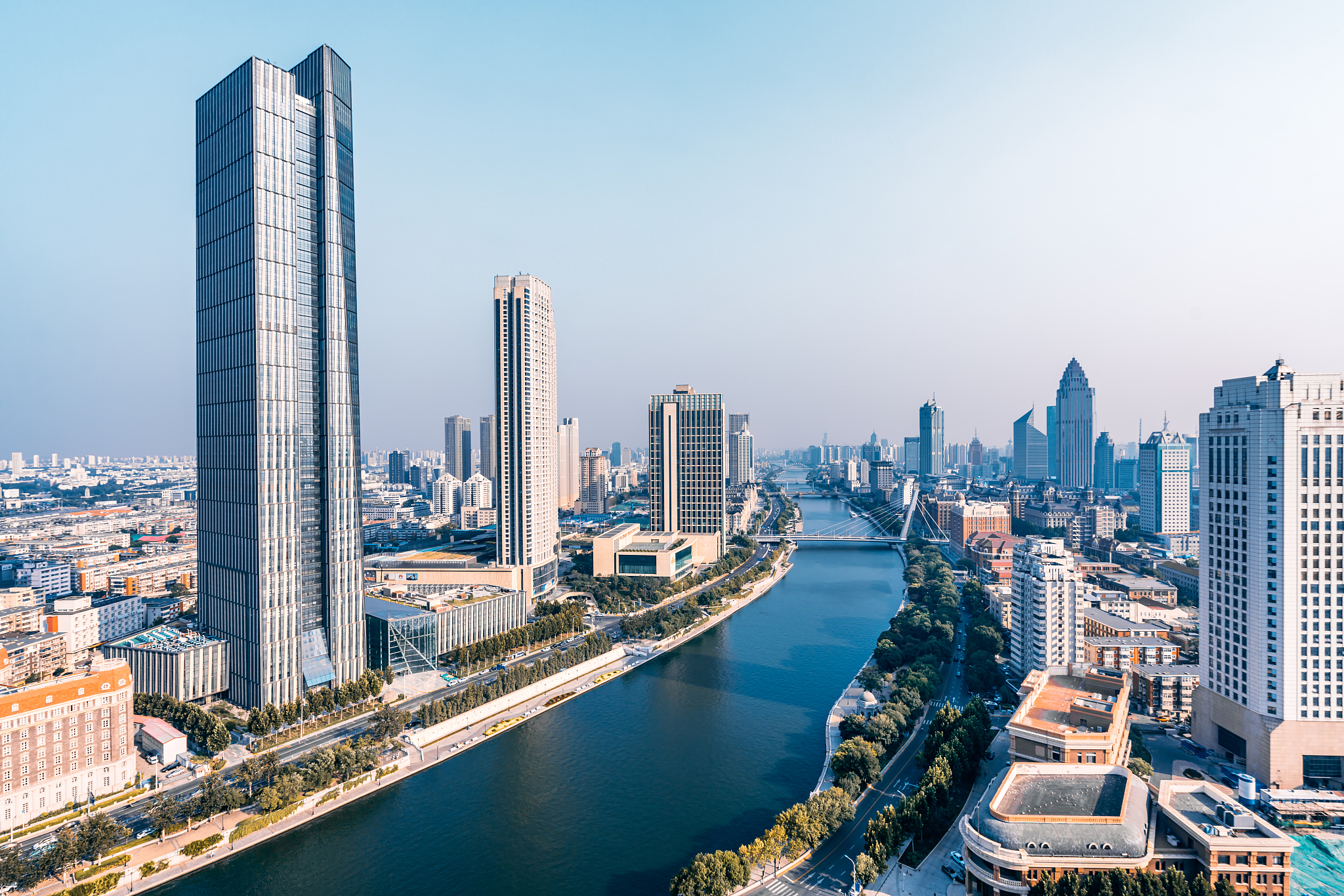 中国天津海河沿岸高楼天际线