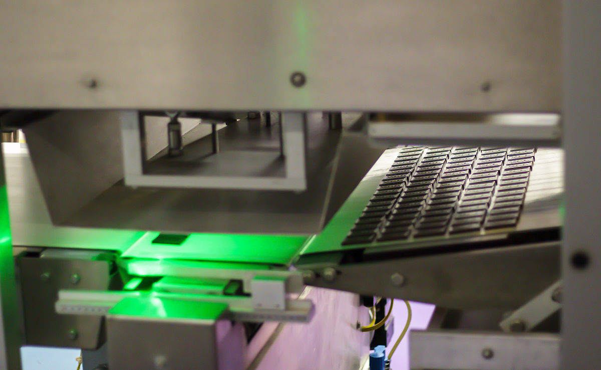 我们是一家数码电子雷管生产企业目前正在申报创建数码雷管江苏省工程研究中心帮我制定一份为期三年的项目建设的计划进度与阶段性考核指标不少于800字