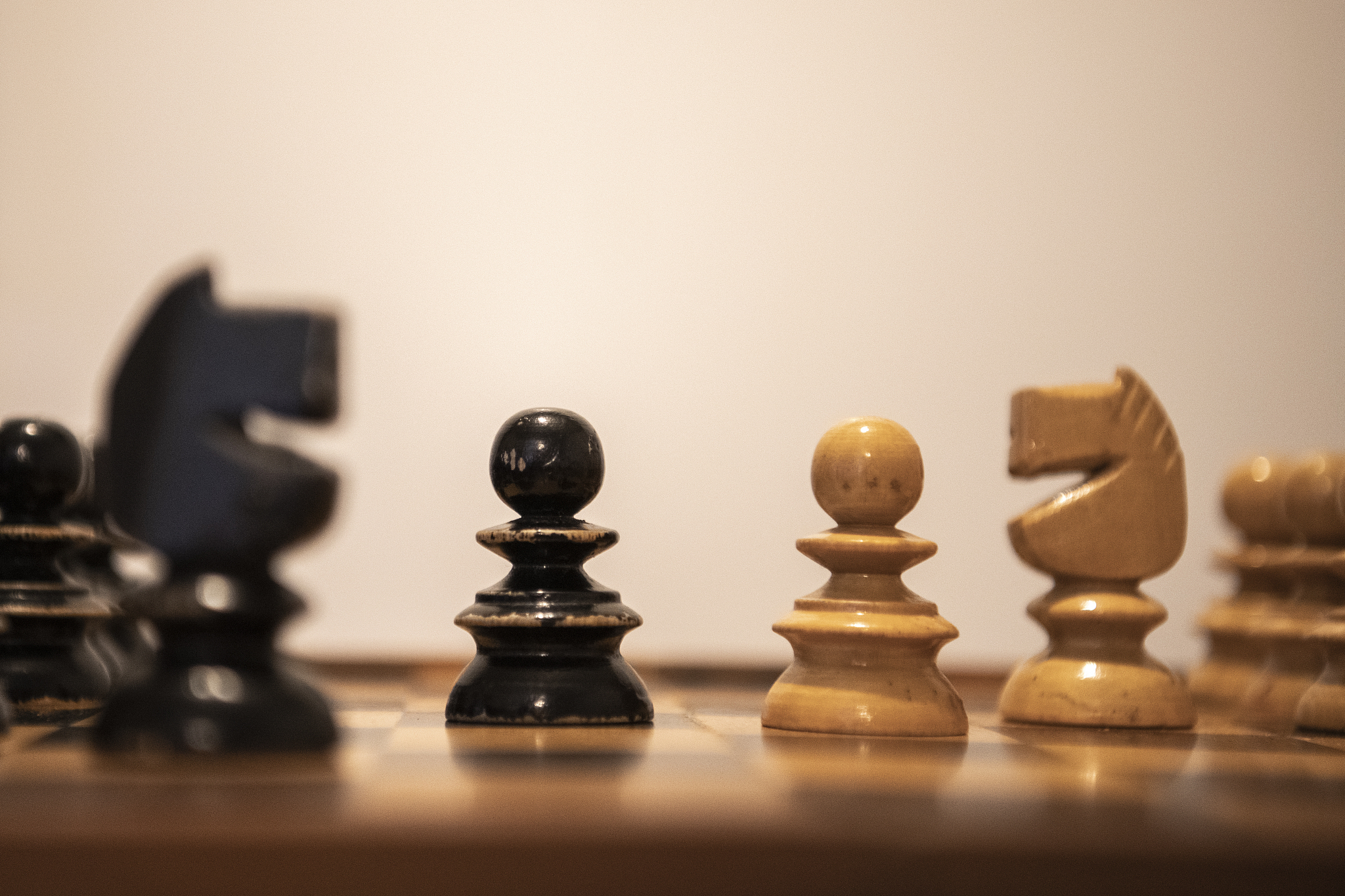 为什么：有 6 堆石子每堆石子分别有 147154 个。Alice 和 Bob 两人轮流操作。轮到 Alice 时需要选择一堆石子并拿走其中的任意正奇数个轮到 Bob 时需要选择一堆石子并拿走其中的任意正偶数个最先无法操作的人判输。下列说法正确的是：若 Alice 先操作则 Alice 有必胜策略若 Bob 先操作则 Alice 有必胜策略。注意bob先操作也要说明为什么alice能赢