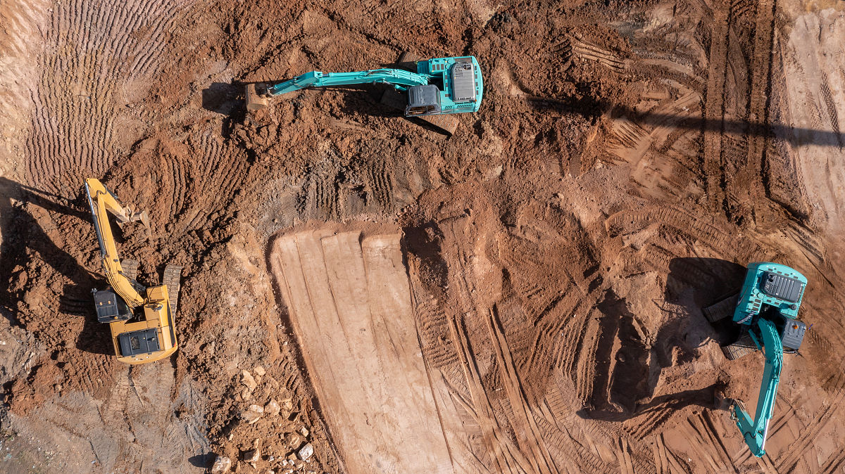 将这段话的字数拓展2倍：针对采场开采诱发上盘紧邻断层破碎带滑移的特点开展了平行四边形采场围岩剥落过程、破坏机制及起裂条件的物理模型试验研究。通过高速摄影机、分布式光纤传感、声发射系统和VIC-2D平面应变测量技术监测采场周边围压的力学响应。多种监测手段捕获的围压剥落破坏瞬时过程中变形、声发射信号、裂纹扩展等信息为研究断层对采场开挖的采动作用的影响提供支撑。通过改变开挖的次数、断层的倾角、断层的厚度