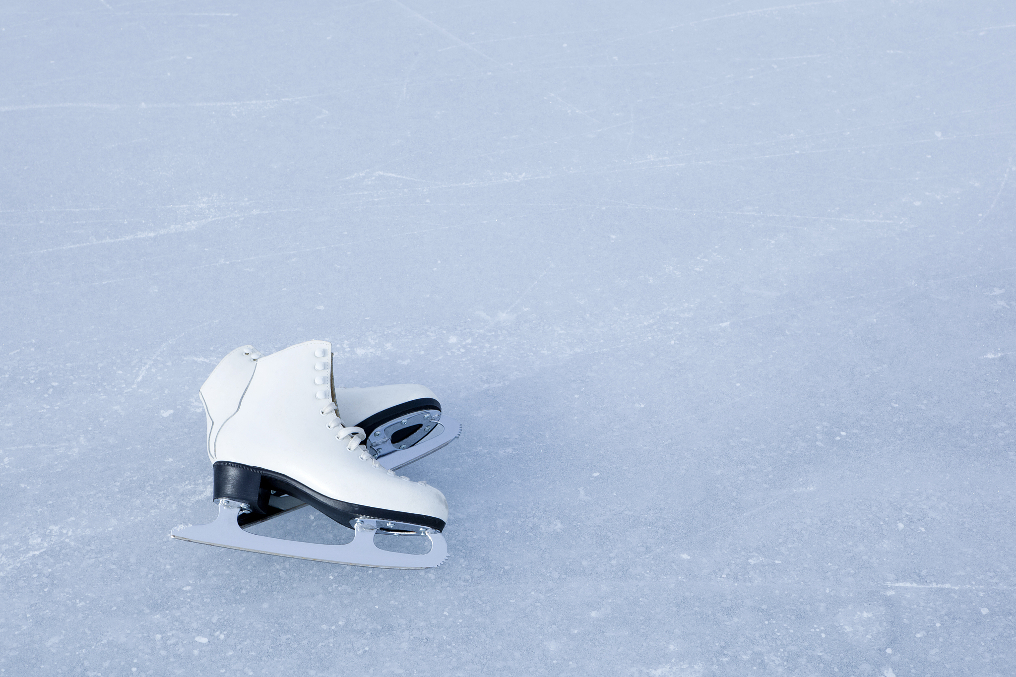 穿着钉鞋走在冰面上会怎样？