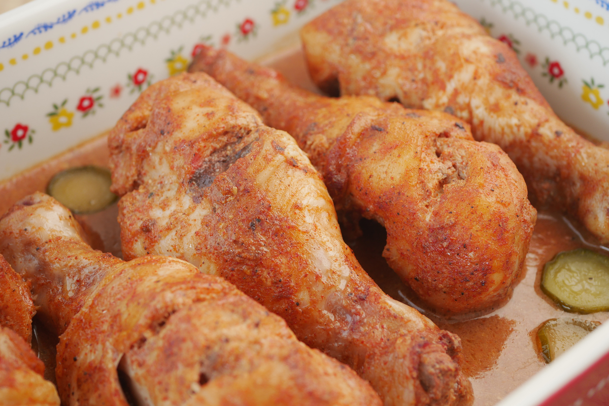 请根据以下模板写一份相似的文案语言贴近生活描述有画面感和诱惑力文字数量大致相同：炖牛肉千万不要直接下锅那样炖出来又柴又硬咬不动今天教你一个方法炖出来像豆腐一样嫩首先把牛肉切成块放入温水中加一小勺盐浸泡十分钟泡出血水这一步不但能去腥还能使牛肉的营养成分不容易流失切忌不用焯水直接下锅煸炒炒出水分我每天分享都是简单的家常菜您要是喜欢就点个关注吧哪天不记得做随时还能找到我然后放葱姜八角香叶干辣椒冰糖生抽老