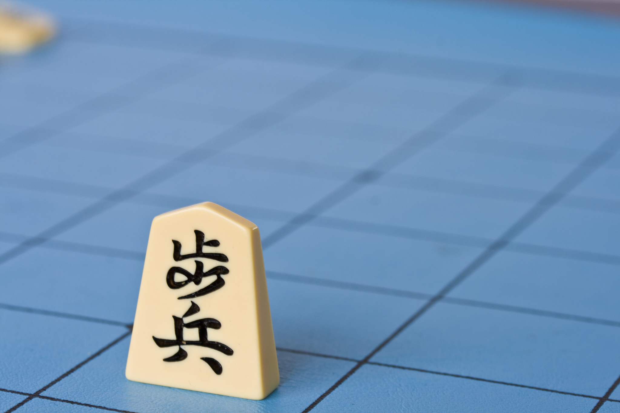 我现在在玩一款很有意思的游戏我希望你能指挥我拿下游戏的胜利稍后我会说明游戏的规则
