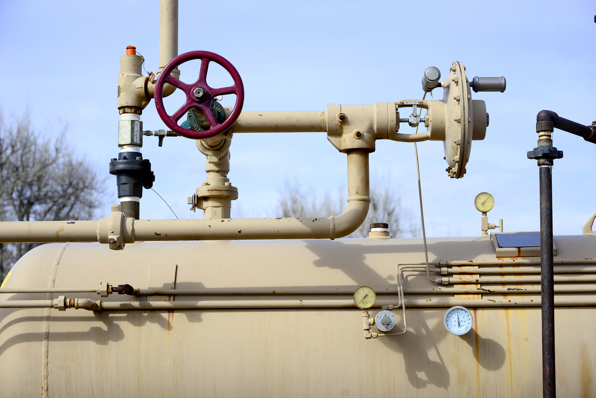 基于传感器与控制系统的修井作业油管内液体控制方法研究