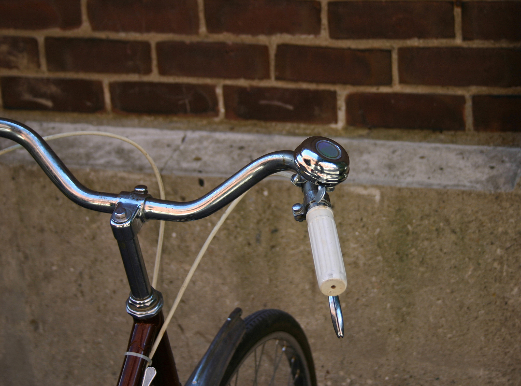 一只手握着车把的英文怎么说