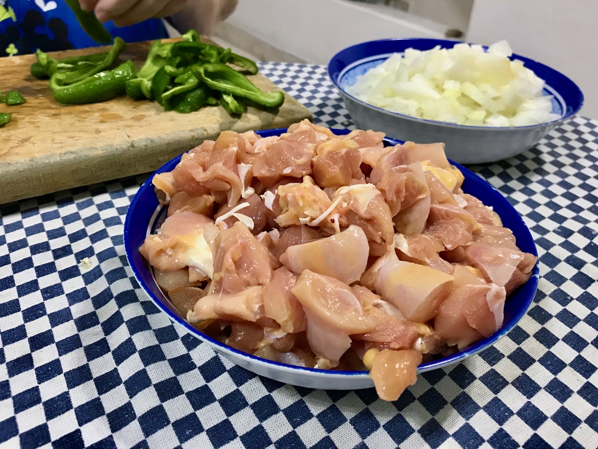 它家的鸡肉真的弹牙又爽口吃起来很嫩分量给的很足鸡皮吃起来很脆很特别而且菌菇汤底非常香喝起来都很鲜。环境整体挺不错一栋楼都是它家的而且位置很宽敞用餐体验很棒。服务员小哥也很热情值得一来。润色上面的话
