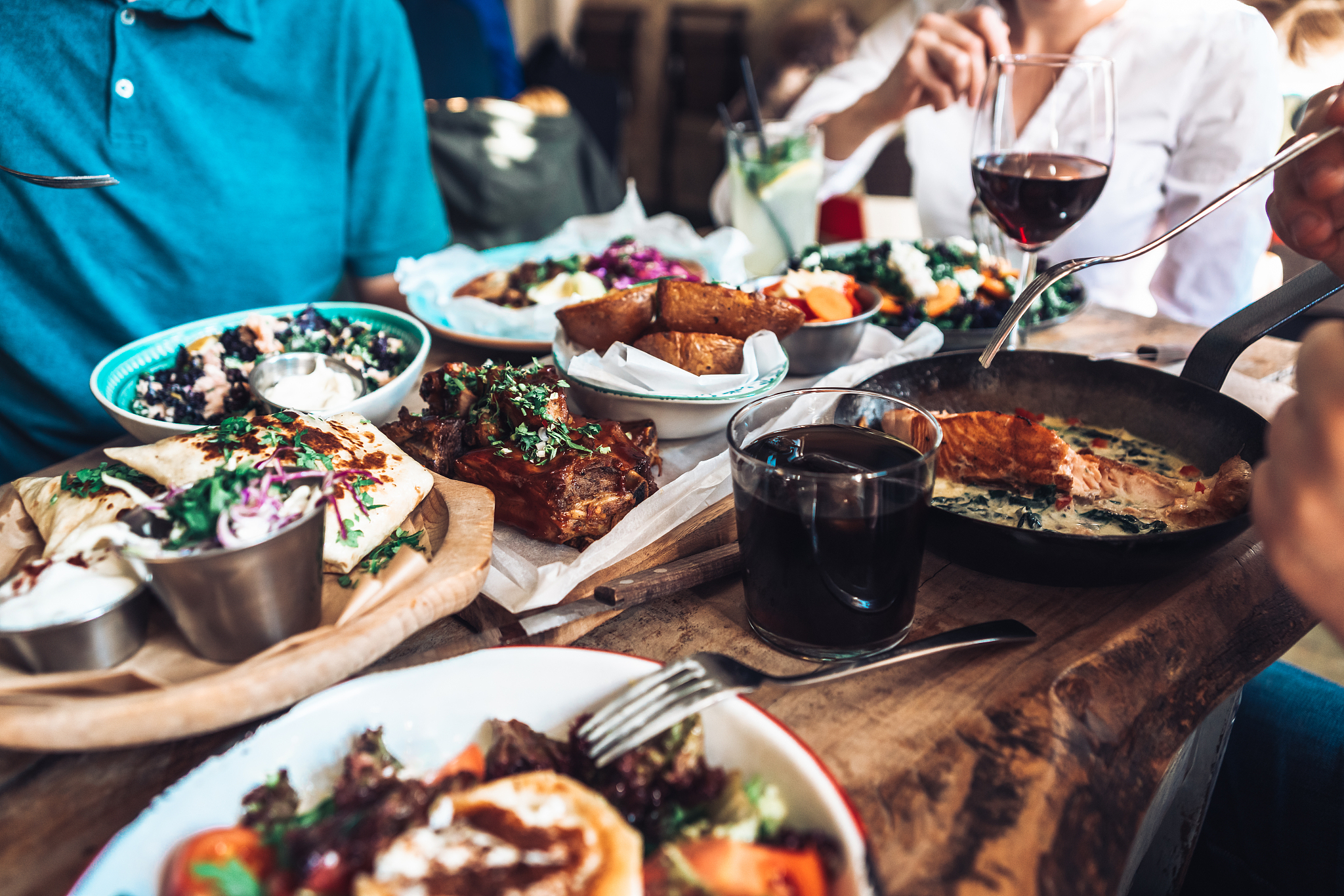 从历史、文化、饮食、经济、留学、工作、生活成本等方面详细介绍拉脱维亚不少于1500字