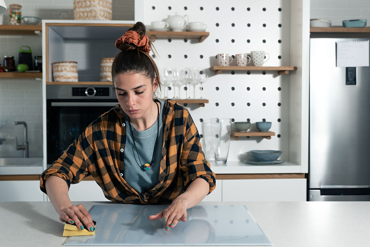 抑郁症强迫症焦虑症等神经症会对身体造成不可逆损伤吗长期患有抑郁症、强迫症、焦虑症等神经症可能对身体造成不利影响但通常情况下不会导致不可逆损伤。这些神经症可能会影响免疫系统和大脑功能并增加患者患某些疾病的风险。例如患有抑郁症的人可能更容易感染病毒或细菌还可能患上糖尿病、心脏病、中风等疾病。此外长期的压力和焦虑也可能导致身体上的紧张和肌肉损伤。因此治疗和管理神经症是非常重要的以减少对身体的不利影响。神