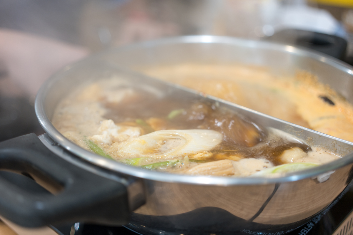 改写10条抖音爆款文案以海底捞春夏新品好吃、安全为主题岭南黄猪肚鸡锅双人餐【锅底4选2】岭南黄猪肚鸡火锅必拍重点介绍、海底捞新一代番茄火锅、三鲜火锅、真香锅【菜品】4荤5素1小吃：藤椒味千丝牛肉半份新品、马蹄吱吱墨鱼滑半份新品食材选取精良吃得好还安心颜值高、味道好、超高食安把控