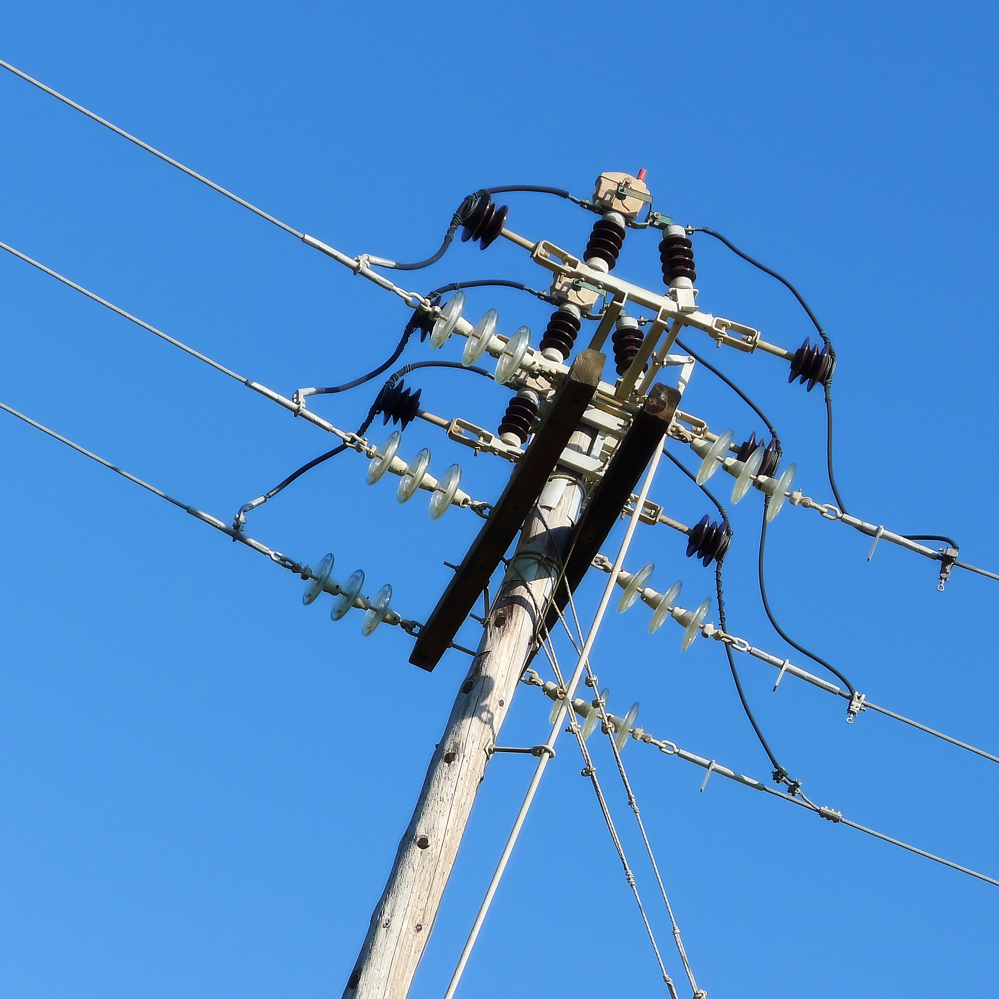 架空线路绝缘子常见故障1000字