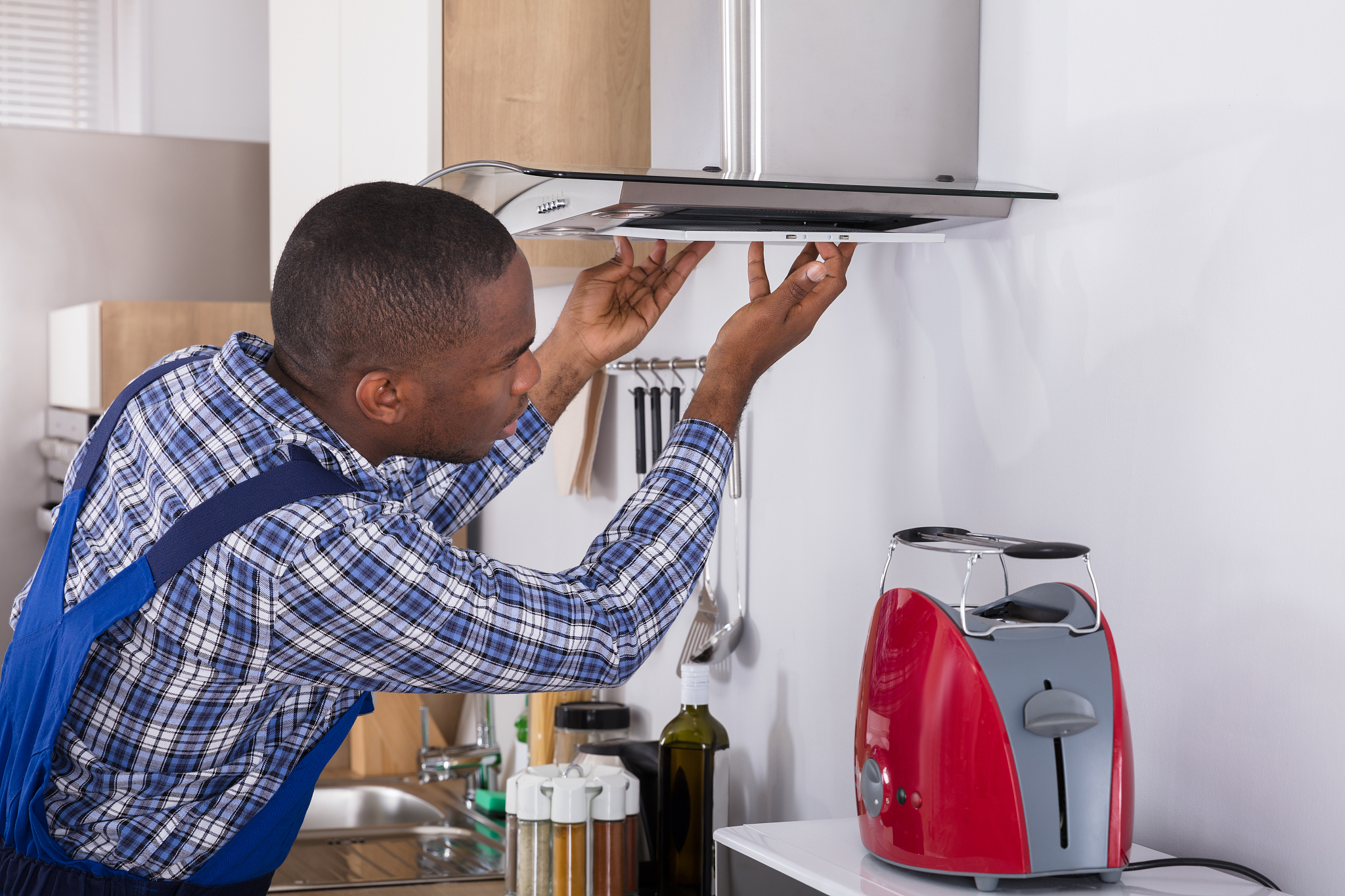 做饭真的会加速女性的衰老吗？这是真的。第一做饭的时候我们开的火具有热辐射会造成光老化损伤使胶原蛋白加速流失加速我们的衰老。第二油烟中含有很多的像丙烯醛、PM25等有害成分吸入到肺里粘在我们的毛孔上使我们的皮肤呼吸受阻皮肤的代谢废物无法及时排出。第三油烟中含有大量的自由基它会攻击皮肤细胞加速细胞氧化和衰老使皮肤变得干燥、粗糙、无光泽。那怎么办呢？第一建议多顿少炒的注射方式降低油烟的产生。第二如果无法