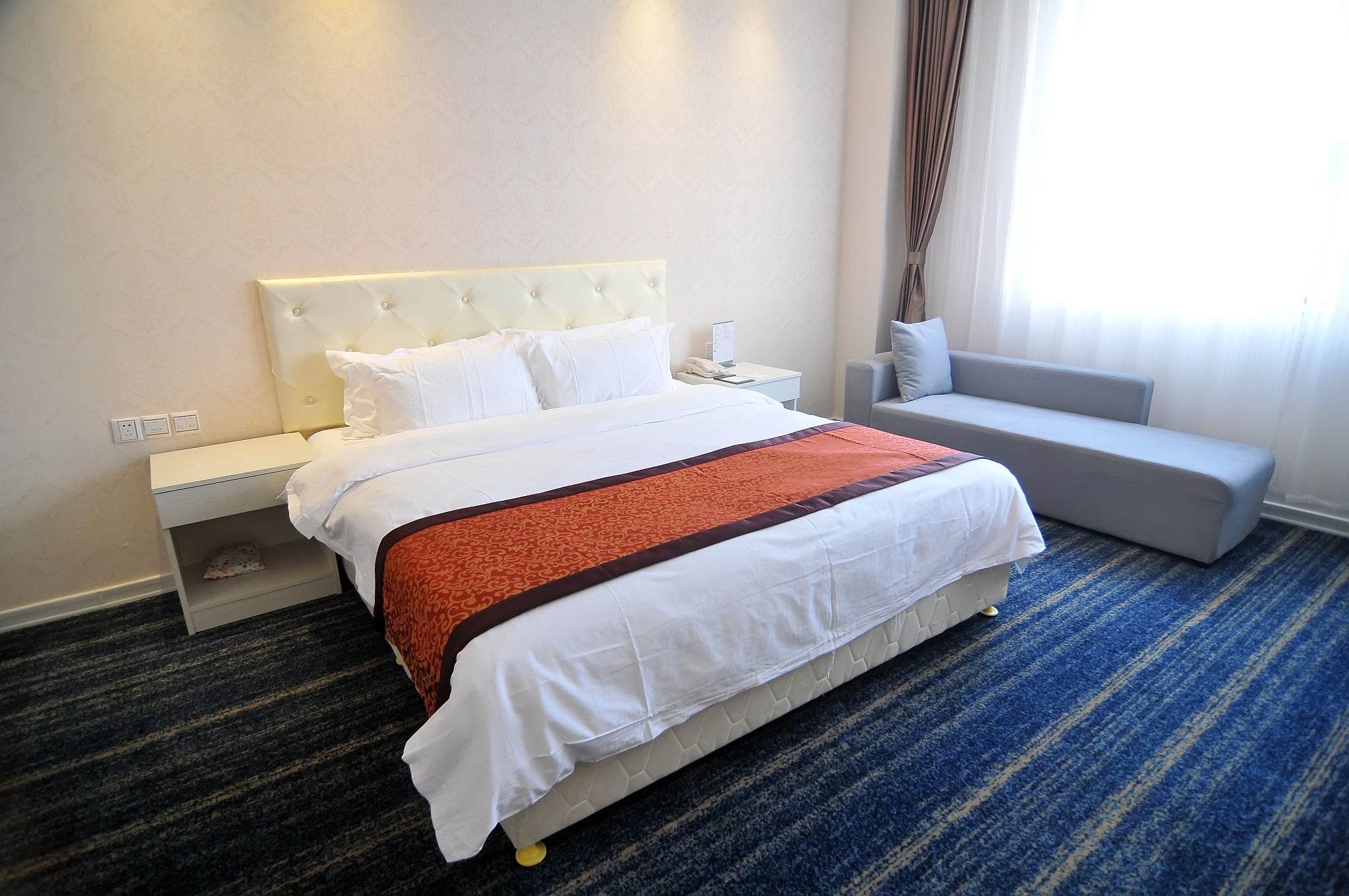 我们是一家商务连锁型酒店除了对客提供有住房服务还有零售住宿产品如枕头被子等售卖。市场目标客户定位为中高消费客户群。现在你做为我们酒店的运营管理人员请分析以下用户消费行为和轨迹并为这个用户生成10组画像标签并对标签做详细分析和结论、打标理由以便后续分析该会员潜在的消费行为和特征。以下为该用户的消费信息：有一位客人通过携程OTA进行线上预订预订的房型是亲子房2晚。该客人没有任何历史订单记录属于新客预订