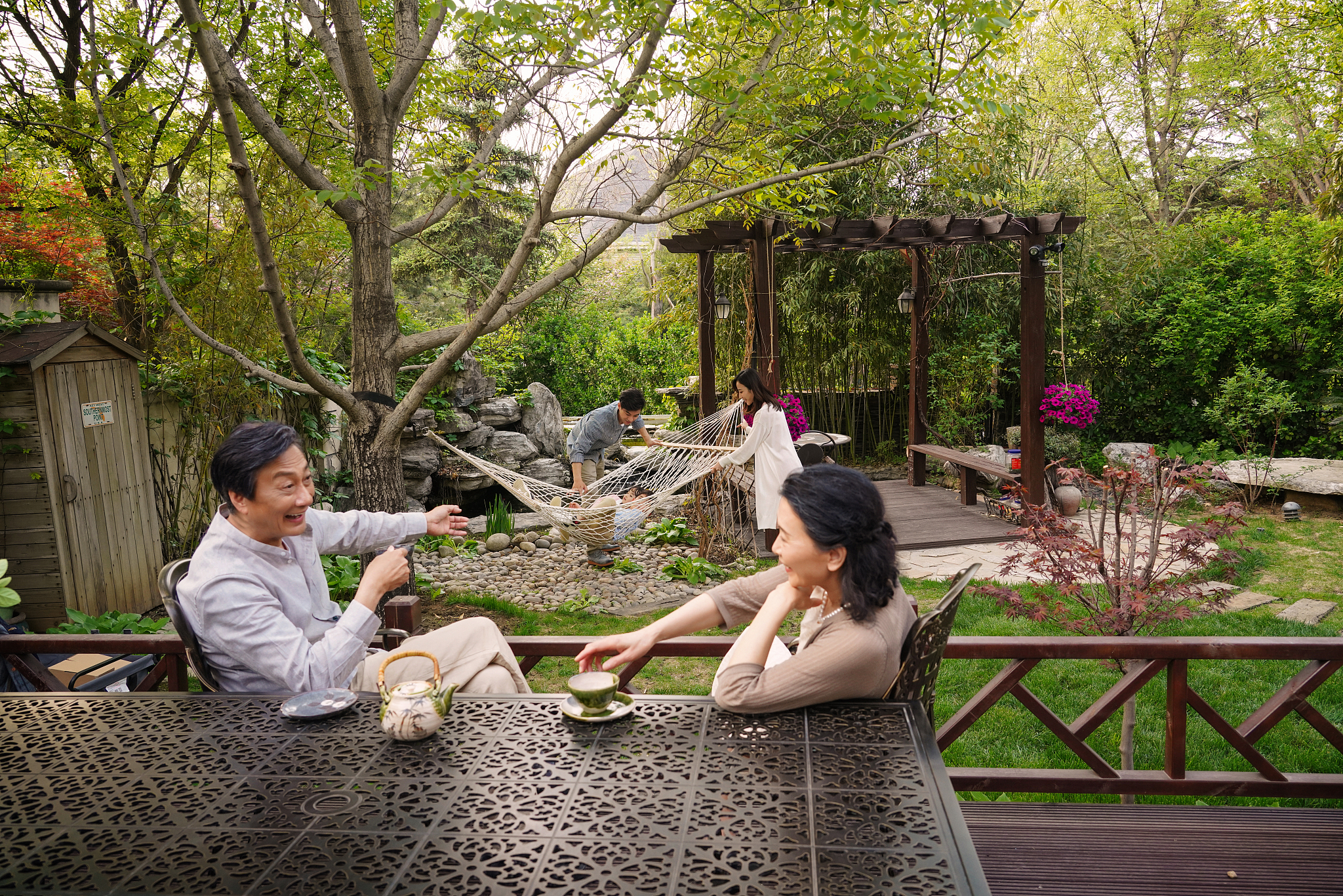 在院子里一起学习跳舞