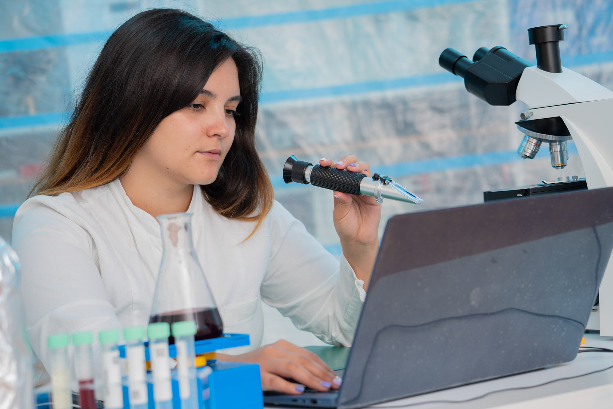 果酒储存过程中为什么放置温度越高其总酸含量下降越明显？