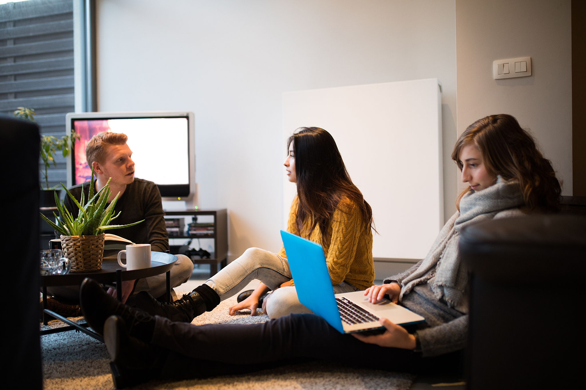 写一个大学室友之间的日常生活产生的矛盾的剧本