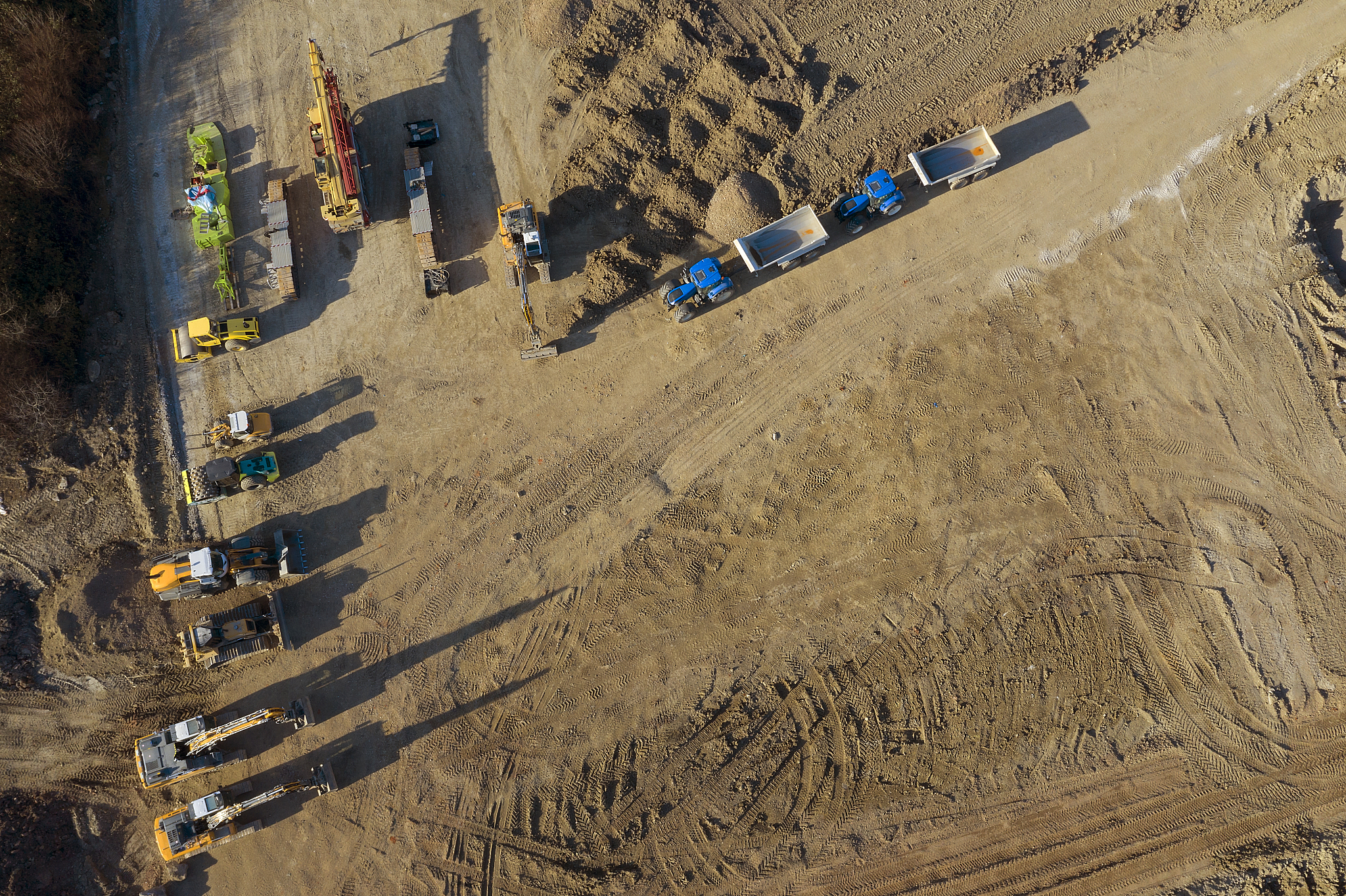 请用富有哲理的语句续写以下内容：商队又没能回来这是已经今年第三次了可今年还没过去一半！城主将那份报告拍在桌面上扶额道。您的方针过于仁慈了去年的时候我就和您提起过这一点希望引起您的重视事实证明我是对的。好好我知道了B7986那段时间事情太多忘记处理了可以不要再数落我了吗？他撇撇嘴。您不是没记住是不想处理。你皱着眉头说道。他笑了笑没接话伸了个懒腰后把双手叠在脑后。你比小时候严肃太多了。他开了个玩笑。距