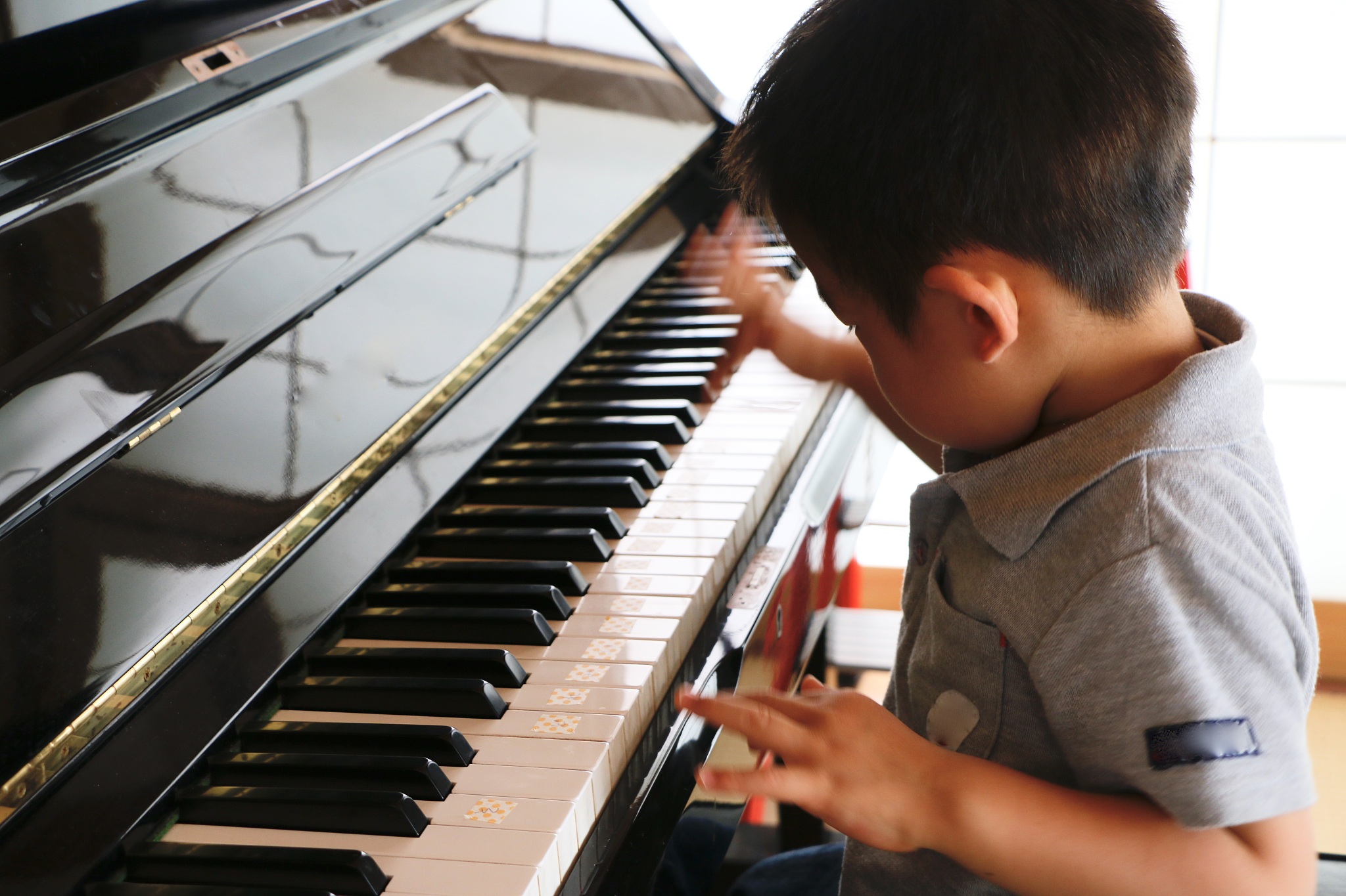 扮演一名音乐博主写篇1000字五岁想学乐器是学双排键还是直接学钢琴呢？的文章要有和读者互动语句重新编写个标题