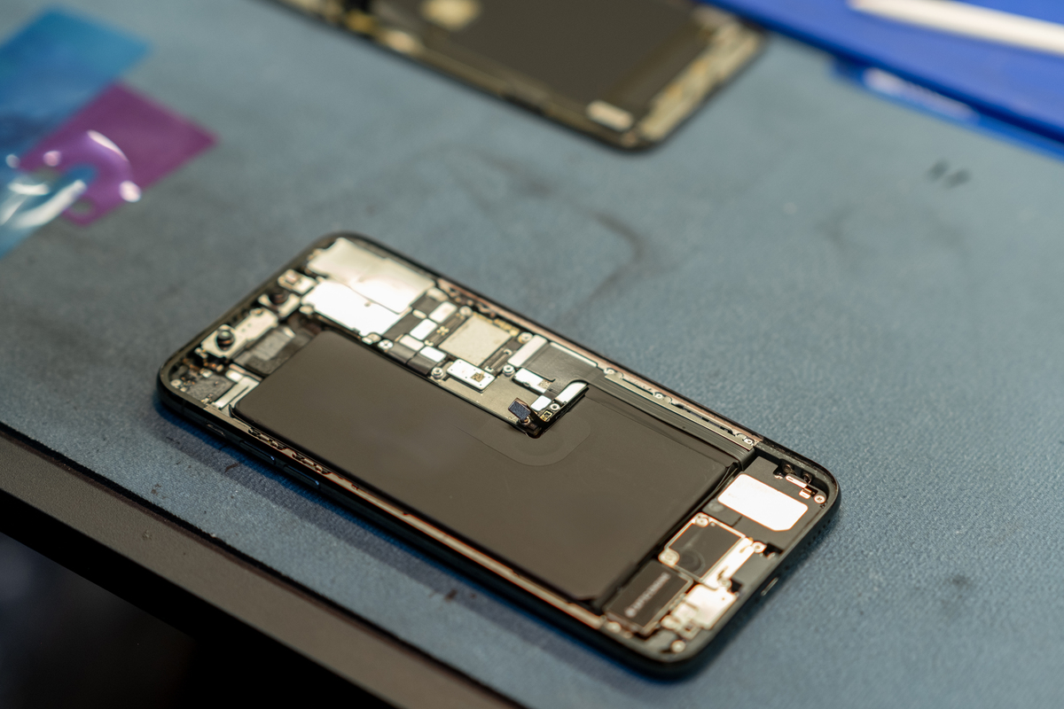 iphone11pro 256G换过电池换过屏幕2550元值得买吗帮我用200字详细描述