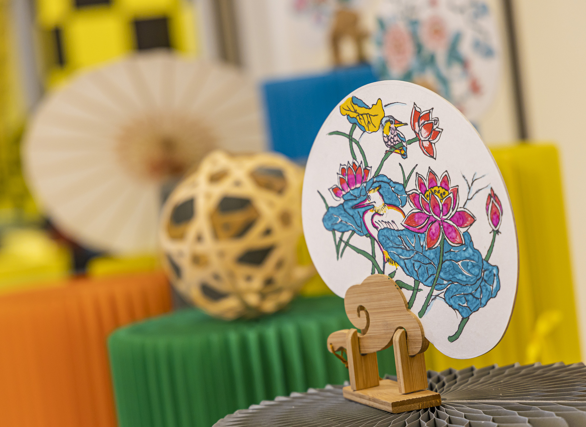 详细分析如何非遗传统美术以文化涵化的形式通过与现代社会和群体相契合实现传承保护