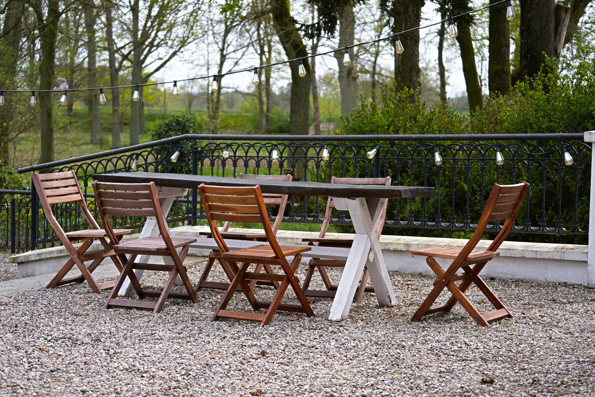 家有套理想中的户外桌花园档次提升N倍朋友每次来到我家都舍不得回她家就因为这套大气的桌椅我家花园档次品味直升的宣传文案