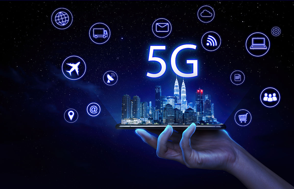 商人手持手机,将智能城市吉隆坡和5g网络无线系统和物联网虚拟屏幕上