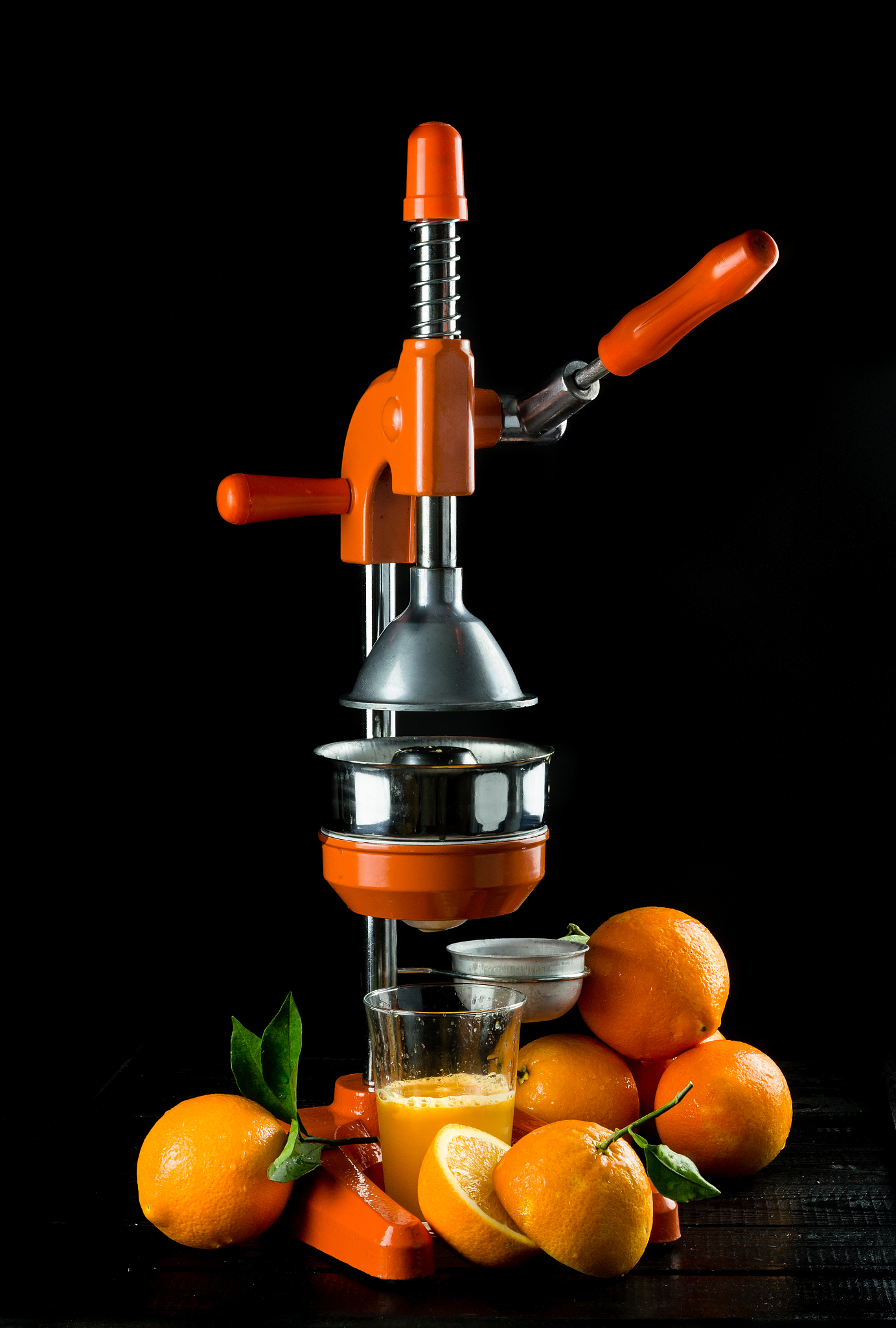 定义榨汁机JuiceMachine 有榨汁方法makeJuice传入相应的水果。如果传入的是Apple 输出 流出苹果汁传入的是Orange 输出 流出橙汁传入的是Banana 输出 流出香蕉酱java实现