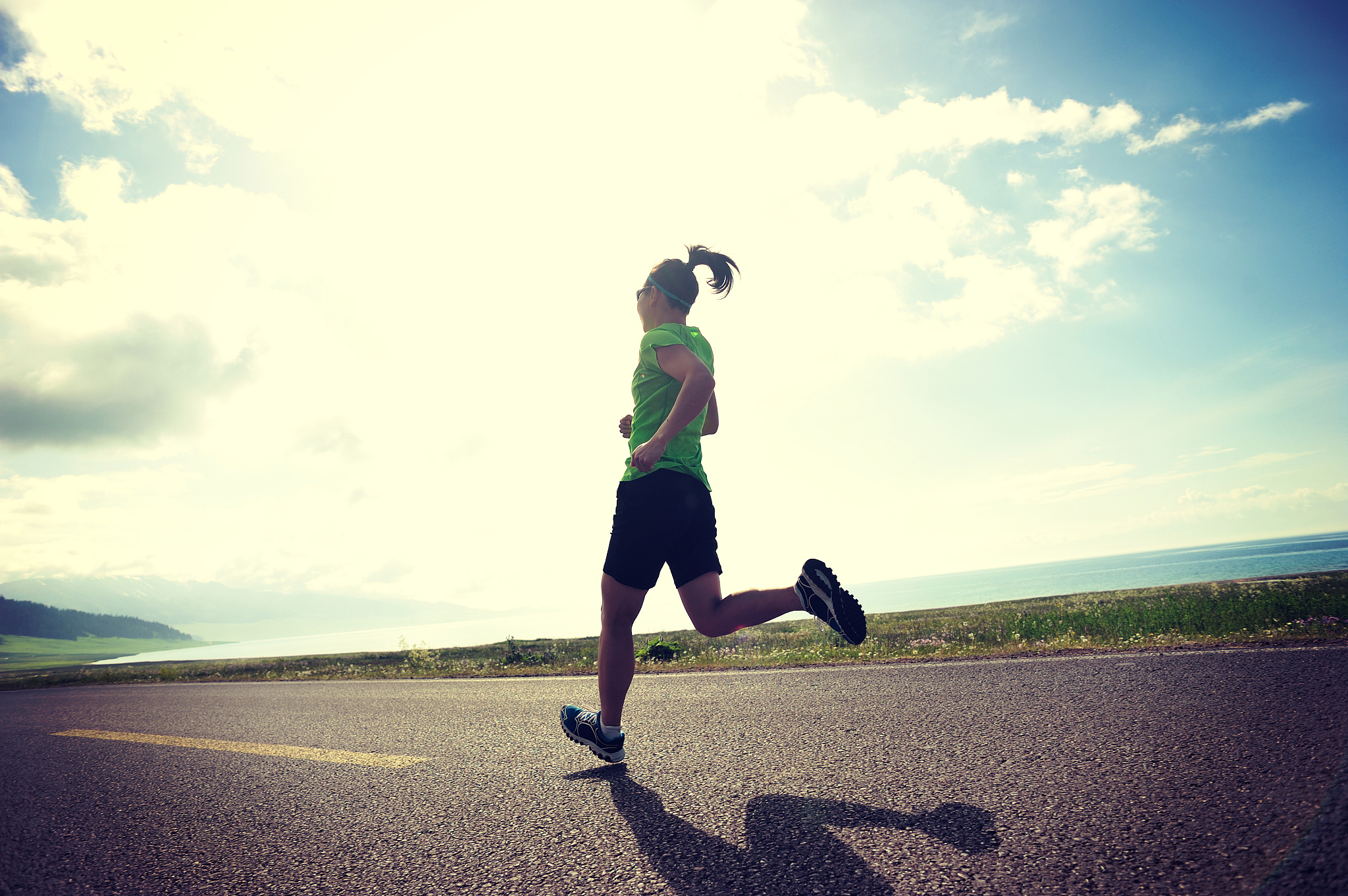 将下面的文案转述一遍控制较低的重合率有个朋友坚持跑步三年她听到最多的一句话是：你怎么比结婚前还漂亮？那么你有没有那么一瞬间思考过跑步到底给你带来了什么？跑步是生活当中最简单的运动健身方式好处是非常多只要长期坚持你一定会感受到跑步对身体日积月累的巨大作用。什么你没能坚持跑步？那你更应该看看你错过了什么了！