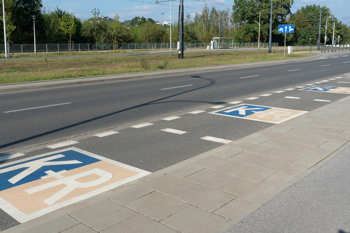 道路旁边停车能压实线吗？违规停车的后果！