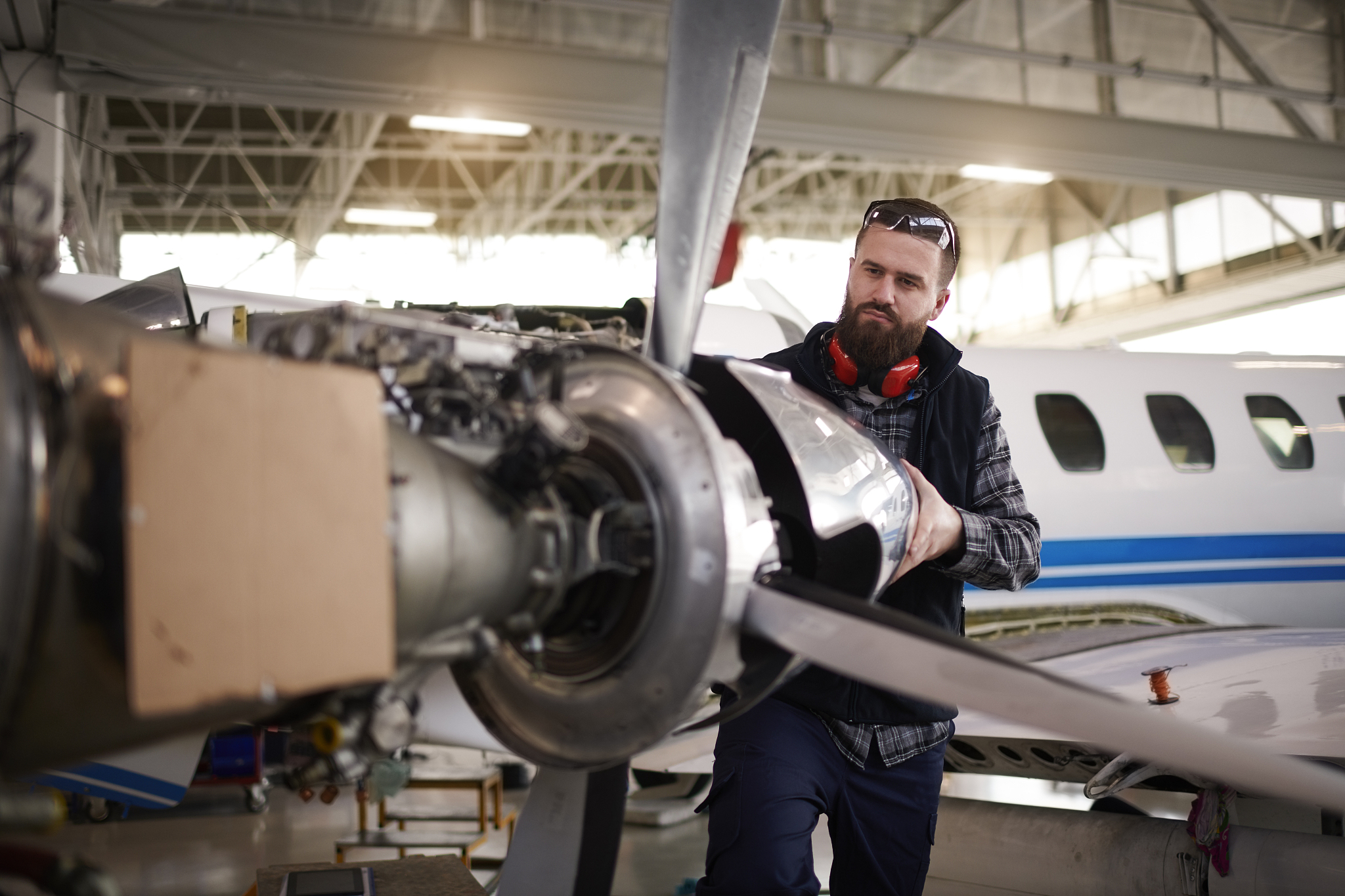遵义男生学飞机维修专业：职业发展、国际视野、挑战自我