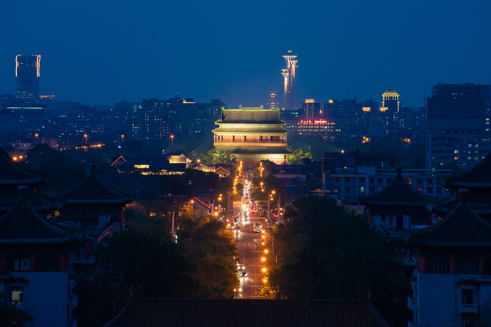 远眺北京鼓楼和街道夜景